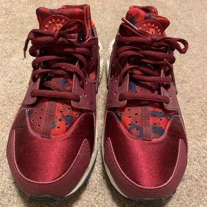 Nike Huarache Sneakers in Red